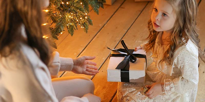 Personalized Gifts That Truly Touch a Mom’s Heart (with Gift Ideas)
